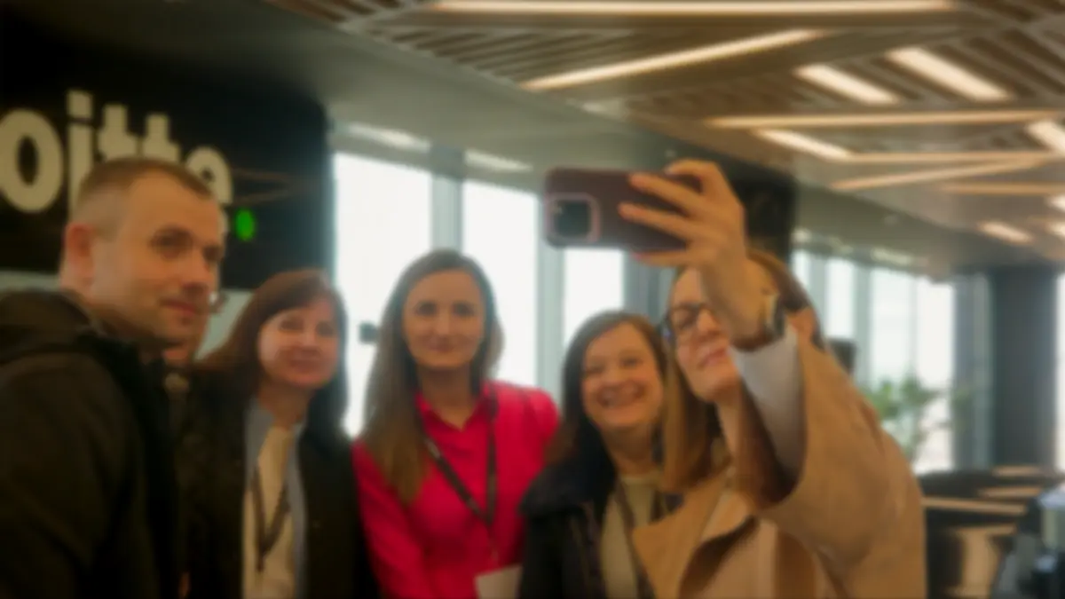 Uczestnicy wydarzenia B2B robiący wspólne selfie podczas profesjonalnej relacji wideo z eventu