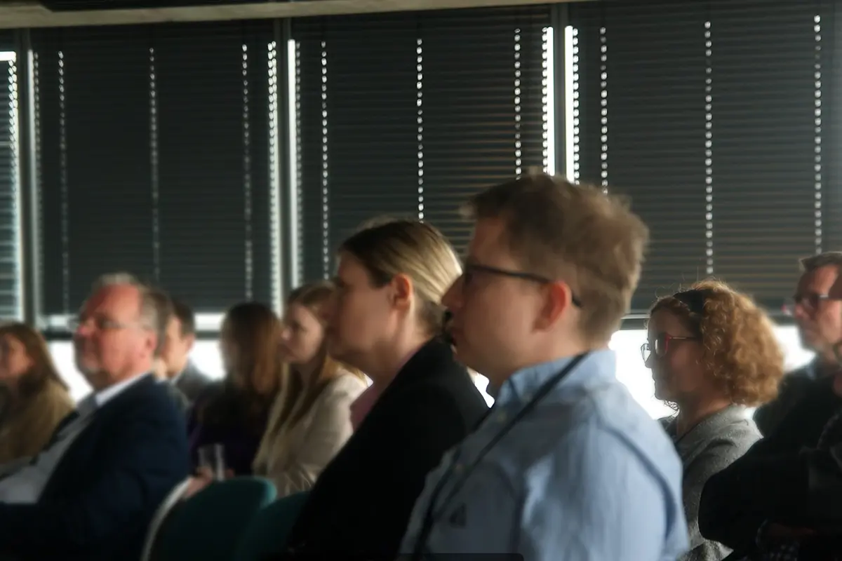 Uczestnicy wydarzenia B2B słuchający prelegentów podczas konferencji nagrywanej w ramach relacji wideo